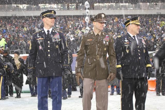 美国陆军新绿棕色常服推出了风衣款,将经典进行到底