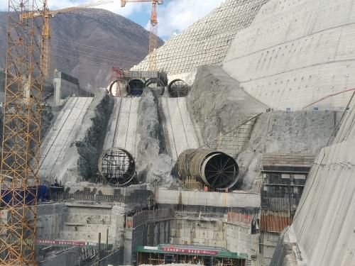 巴塘水电站压力管道下平段首仓包管混凝土开盘