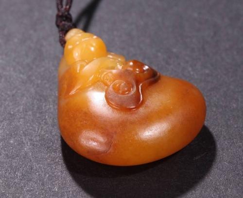 和田玉黄沁籽料 "黄沁"指的是什么