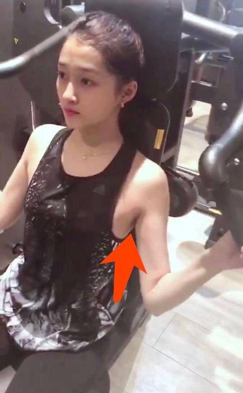 关晓彤健身却被吐槽腋毛没刮 殊不知国外已流行染腋毛