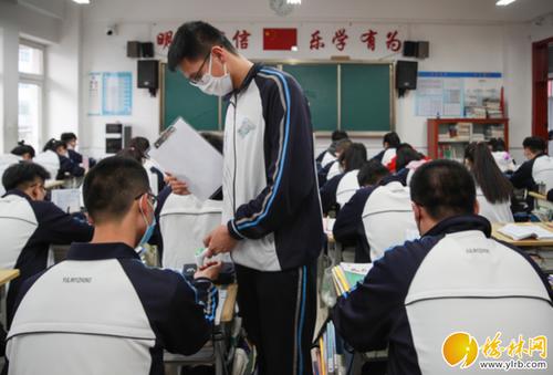 榆林第一中学,上课前进行体温测量登记