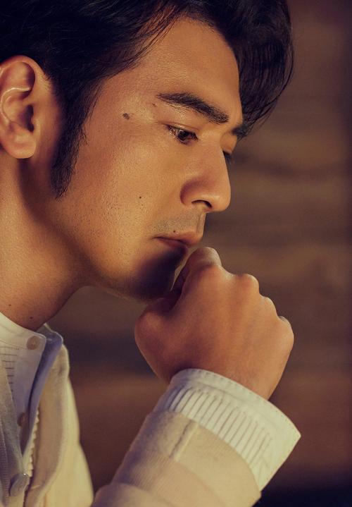 47岁金城武罕见露面魅力不减 眼神深邃帅气依旧