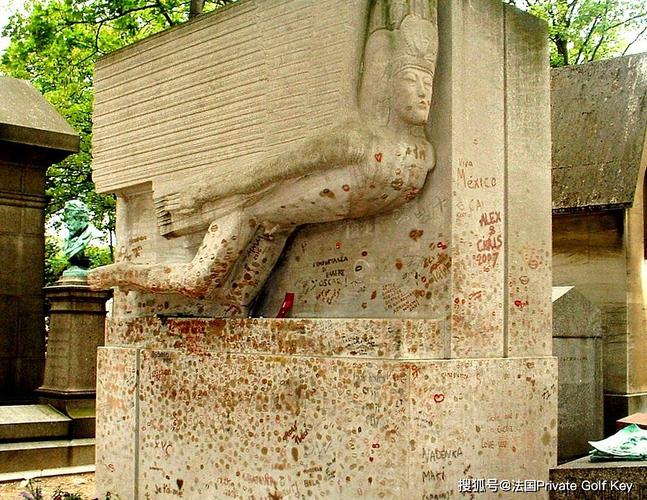 唇印之多,以致于王尔德后人不得不在墓碑四周竖起高高的玻璃墙,用来