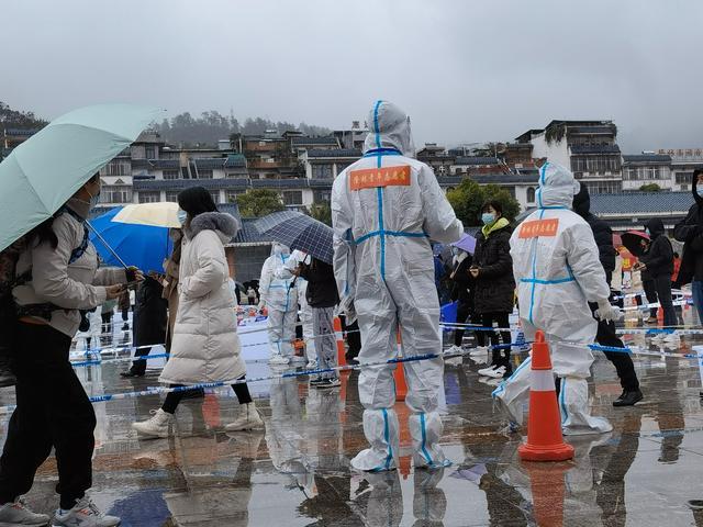 2月8日上午,广西百色市隆林县,志愿者冒雨协助市民进行核酸检测.