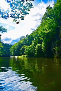 碧绿湖水