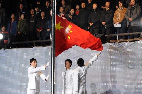图文:大冬会开幕式升旗仪式 旗手扬起五星红旗