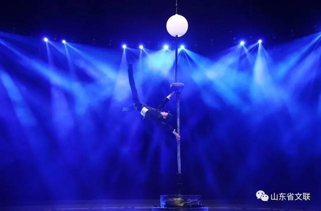 山东省杂技艺术家协会承办的2022山东新年文艺晚会杂技魔术专场华丽