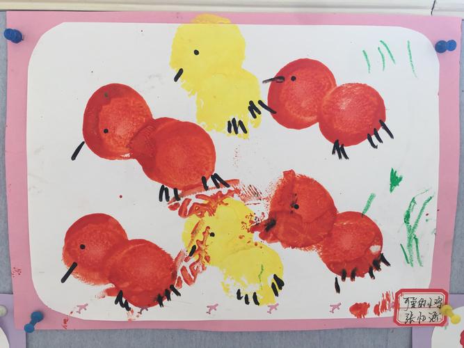 小班颜料画"可爱的小鸡"