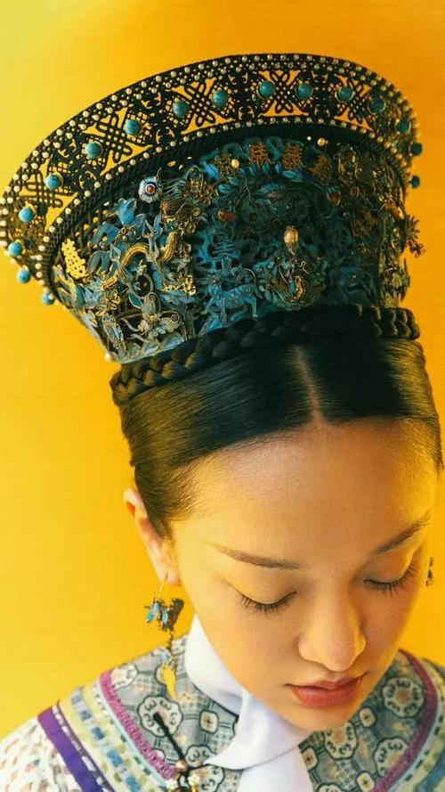 原创细数《如懿传》2位皇后的点翠头饰,董洁凤冠华丽,周迅气场超强