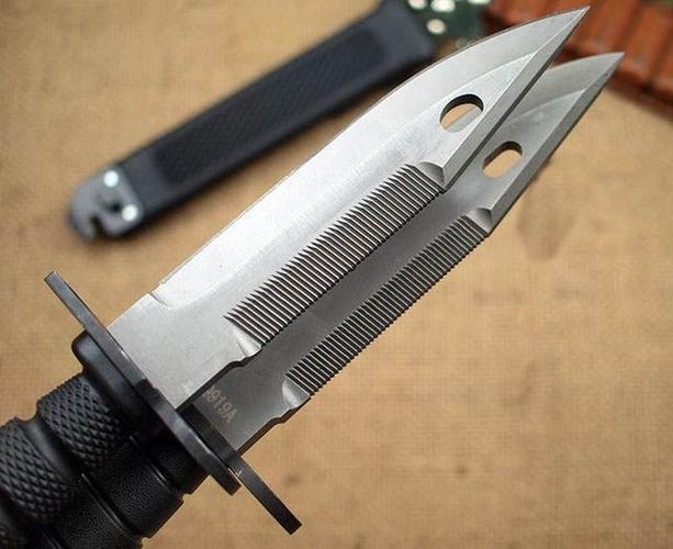 可怕的三棱军刺之后还有谁?解放军新款95军刺更强大!