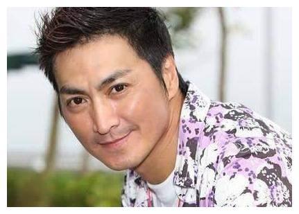 "展昭"何家劲近照:一身肌肉帅气依旧,61岁仍单身只为等她?