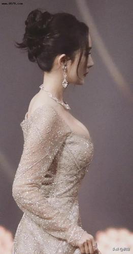 但是,杨幂就不一样了,不管是出道前,还是出道后,她的身材一直保持着.