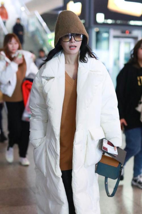 单身贵族秦岚罕见翻车,机场穿超长羽绒服,165身高穿出