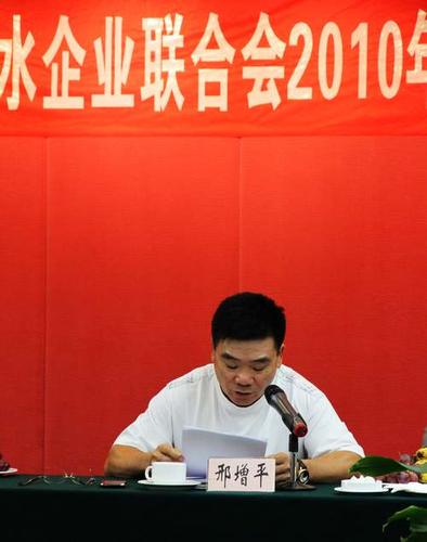 三亚市潜水企业联合会会长邢增平做年度报告