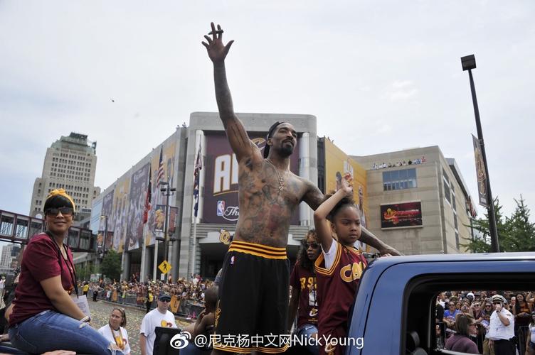 尼克杨真的喝大了 一下飞机就开始庆祝 太开心了! nba