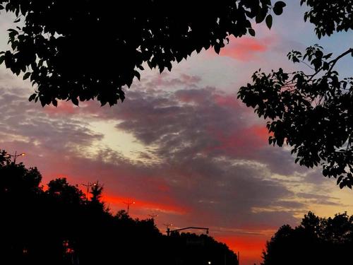 夕阳几何下,落寞曾年轻. 人生难得始,奈何最后终.