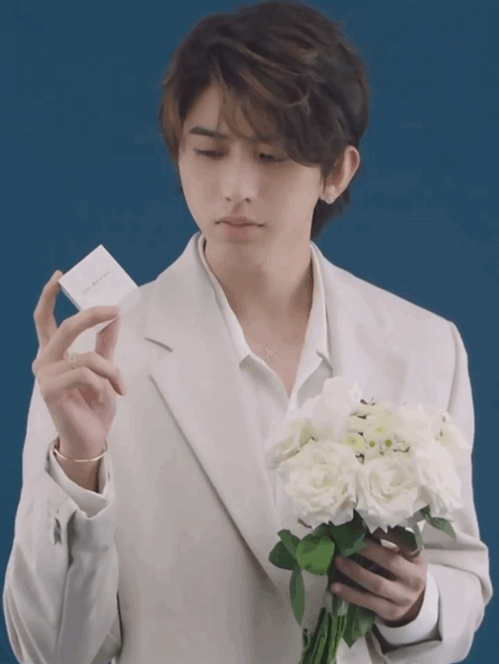 蔡徐坤白西装手捧花造型