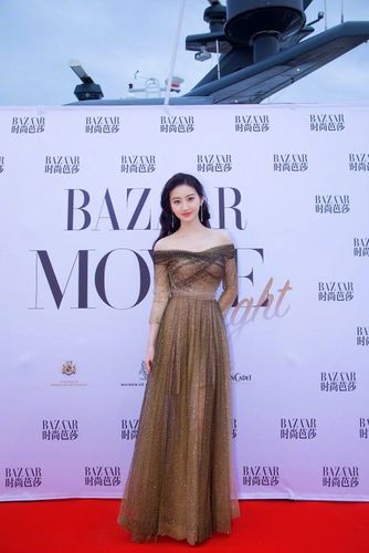 景甜太好看了吧,穿抹胸薄纱裙秀身姿,远远看起来像"章鱼"公主