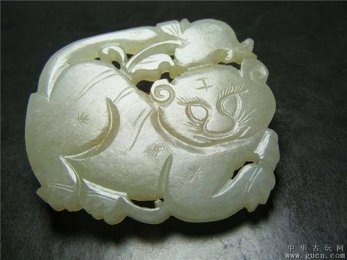 收藏级清代中期和田青白玉带沁双面工石榴玉虎大佩(实