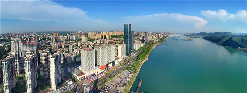 航拍大美宜昌城区江岸生态廊道.(三峡日报全媒记者 杨柳之 摄)