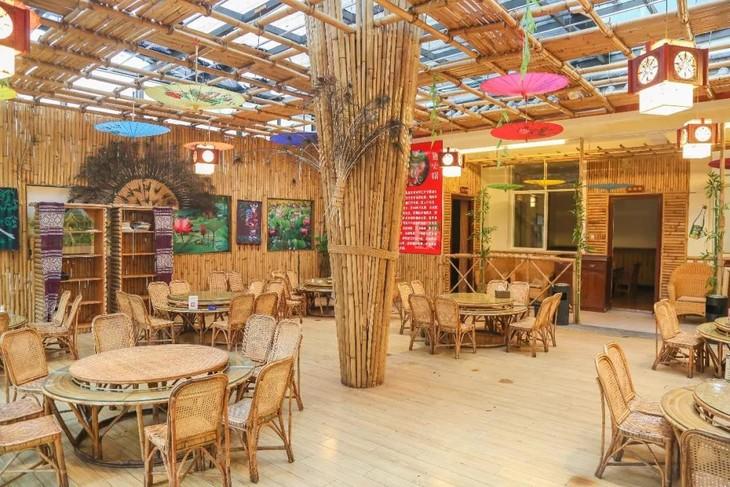 远远望去 傣味园餐厅就像一栋傣家竹楼 从门店装修,配件装饰到菜品