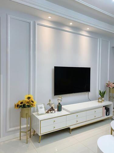 电视背景墙在乳胶漆墙的基础上,加了几圈石膏线装饰,简洁大气还省钱.