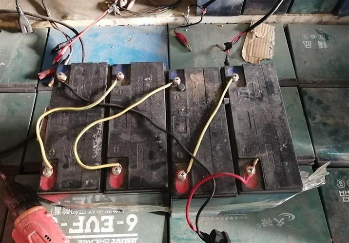 蓄电池都有两根接线端,标有 的是正极,标有-的是负极.