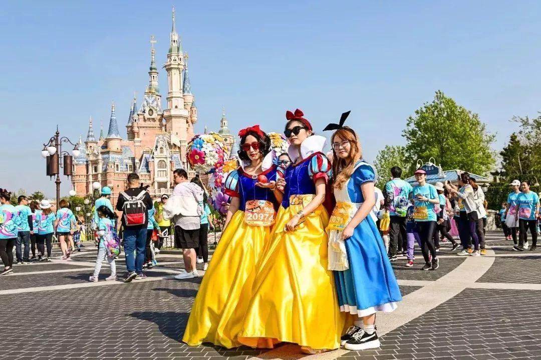 惊奇队长和白雪公主都去上海迪士尼跑马拉松了?还是去