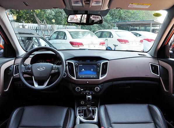 内饰方面,北京现代ix25内饰设计简洁不失大气,整体采用双色材质