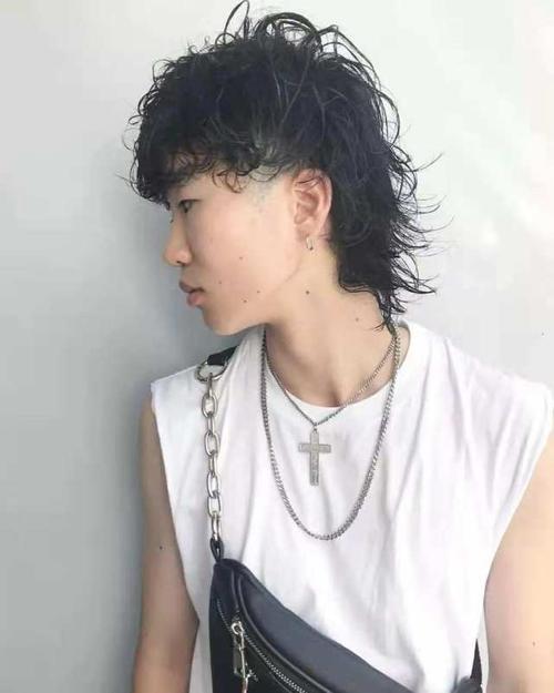 这种发型是一款老发型,在八十年代曾经流行过一段时间,很多明星都留过