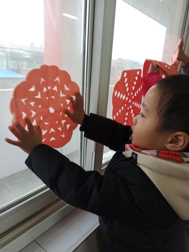 巧手剪窗花,快乐过元旦