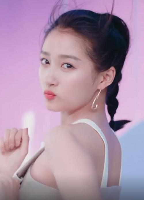 关晓彤代言卫生巾,看到她穿"芭比粉裤"下的腿,这身材