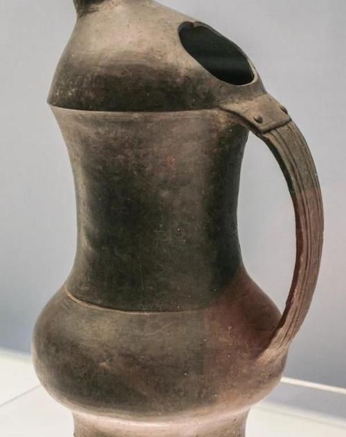 河姆渡文化夹炭黑陶敛釜 公元前4800年左右 浙江余姚县河姆渡出土