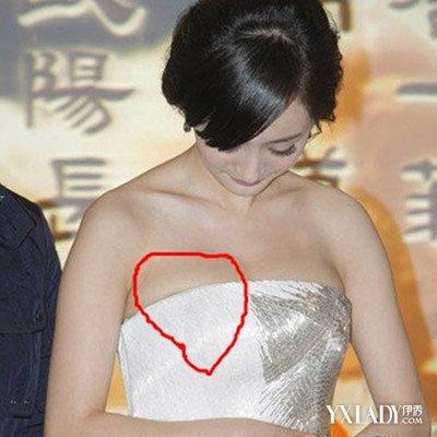 依旧卖力的为《我是证人》宣传,发着高烧的杨幂似乎有点迷糊了,不慎