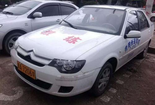 对于法系车的独特设计,除了上面说的老款标致301,还有老款的雪铁龙