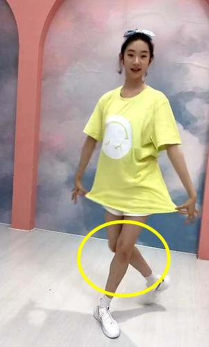张艺凡失去美颜庇护,习舞15年的腿型暴露,网友:心疼了