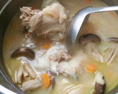 炖骨头汤只需这3料就够了汤浓白味道鲜无腥味还不油腻