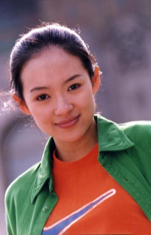 大学时期的章子怡清纯可人,穿搭清新萌妹子又酸又甜