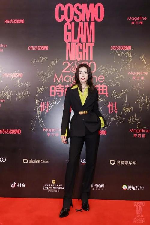 在昨晚的cosmo时尚盛典上,表姐刘雯身穿一身黑色西服,内搭黄绿色衬衣
