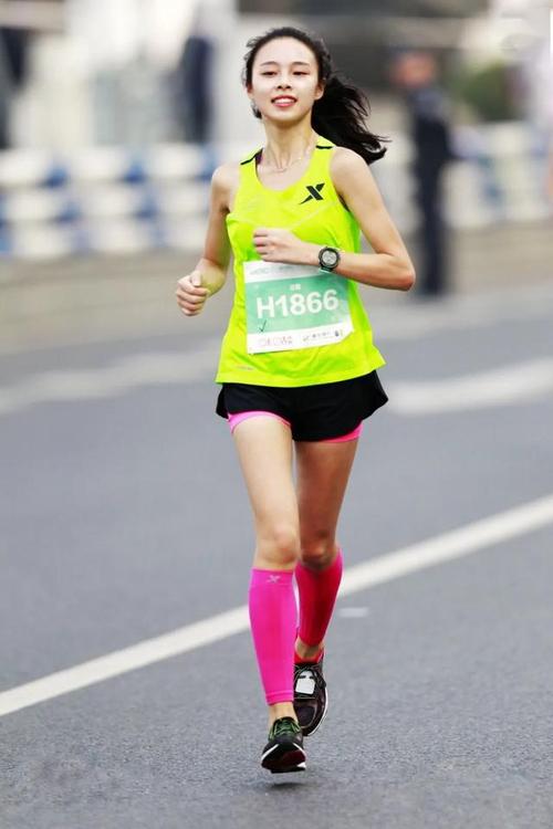兰霞——中国女子马拉松运动员,特步的签约跑者,目前  全马最好成绩是