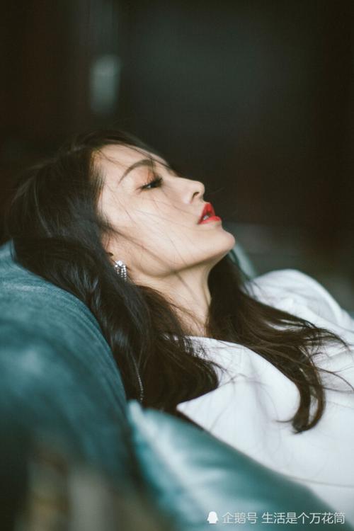 李沁海边睡觉,这侧脸绝了!