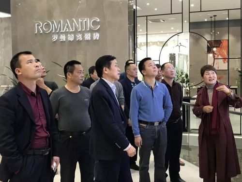 罗曼缔克企业董事长刘胜红和灯塔镇党委书记赖春涛合照