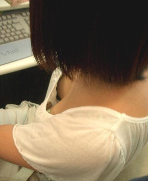 美女高温低胸走光露半球 夏季防狼术