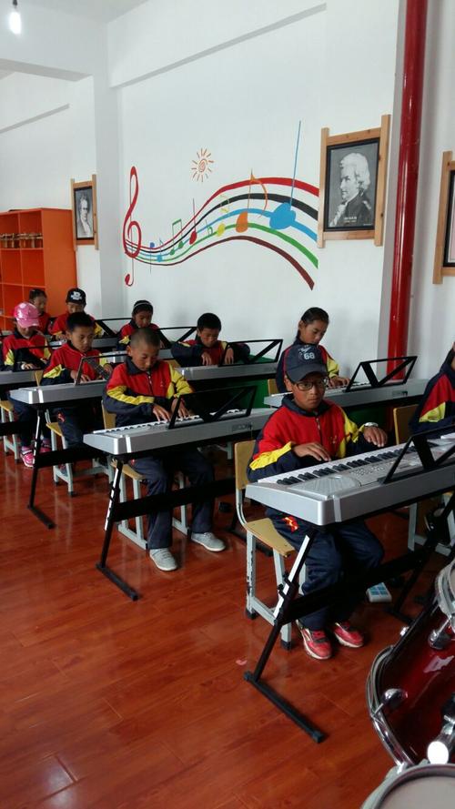 纳赤塘小学少年宫活动--电子琴兴趣小组
