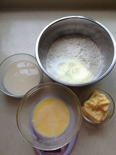 1. 根据手工面包制作流程,把所有制作面包面团的配料揉成面团