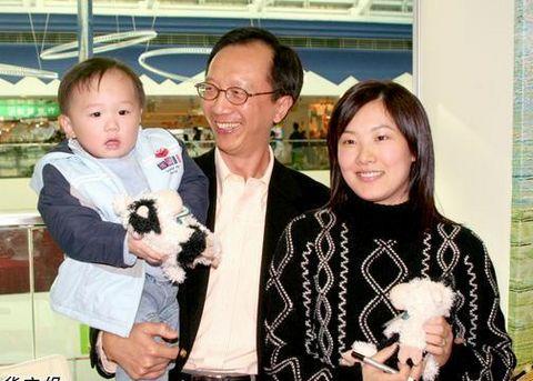 伏明霞与大26岁老公逛街 揭女王人生幸福时刻