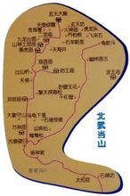 山间奇石林立,万斤"龟石"峭立崖畔,用力一推或经风一吹,便摇摇欲坠