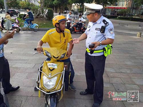 外卖小哥骑车乱行,闯红灯 南昌交警点名批评美团,饿了