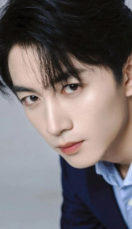 他一身蓝色西装,帅气优雅. 即使是生图,陈晓侧脸