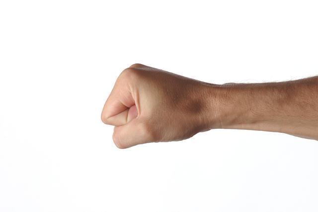 握紧拳头30秒然后松开,若是血太浓了,或会出现这个表现